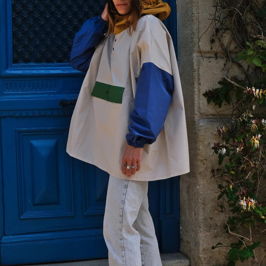 Poncho de pluie court Poule Party Old School beige avec manches bleues et capuche jaune, style vintage et pratique