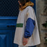 Poncho de pluie Poule Party Old School avec manches bleues, capuche ocre et poche verte, style vintage pratique