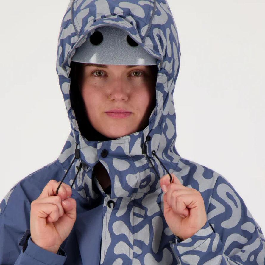 Femme serrant la capuche du poncho Romea Urban Circus pour vélo 