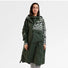 Femme portant un poncho de pluie pour vélo Romea Urban Circus kaki