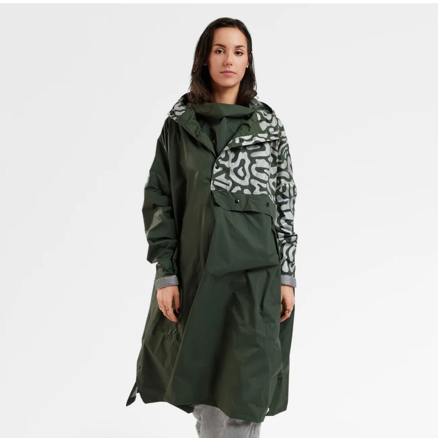Femme portant un poncho de pluie pour vélo Romea Urban Circus kaki