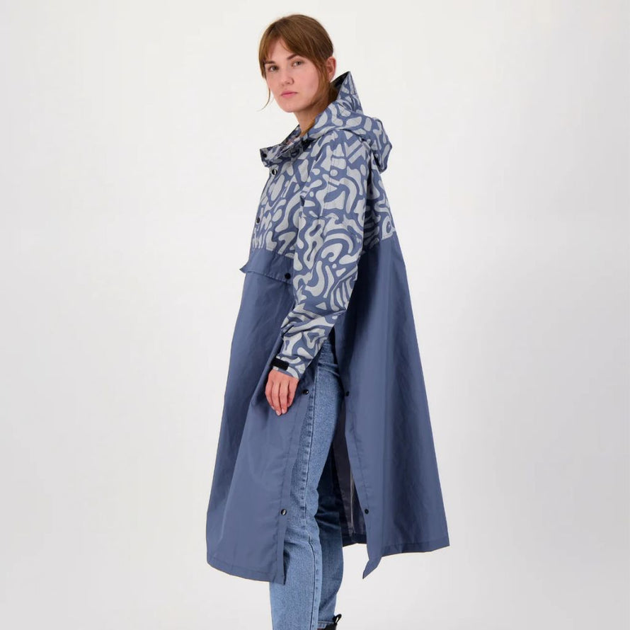 Femme portant un poncho de pluie réfléchissant avec capuche pour vélo Romea Urban Circus bleu 