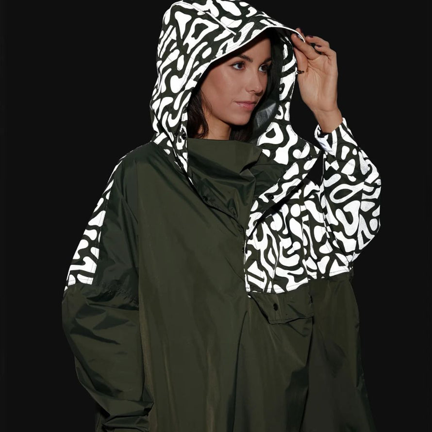 Femme portant un poncho de pluie réfléchissant avec capuche pour vélo Romea Urban Circus kaki 