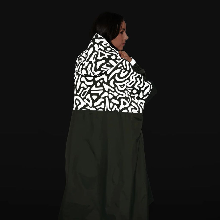 Femme portant un poncho de pluie réfléchissant avec capuche Romea Urban Circus kaki 