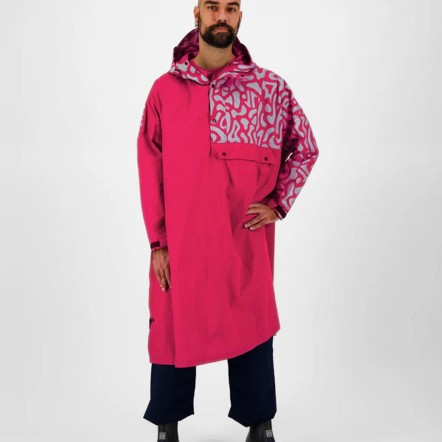 Homme portant un poncho de pluie réfléchissant avec capuche pour vélo Romea Urban Circus framboise