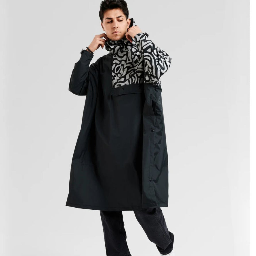 Hommeportant un poncho de pluie réfléchissant avec capuche pour vélo Romea Urban Circus noir