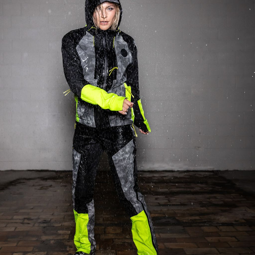 Cycliste portant un ensemble étanche et réfléchissant Wowow Etna, veste technique respirante unisexe idéale pour le vélo sous la pluie.