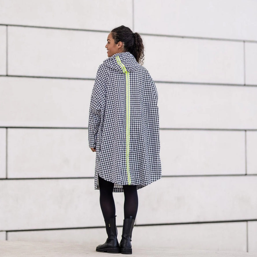 Dos du poncho de pluie vélo recyclé Le Temps des Grenouilles avec bande jaune fluo sur fond pied-de-poule
