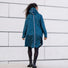 Dos du poncho de pluie velo recycle Le Temps des Grenouilles avec motif pied de poule bleu et bande reflective