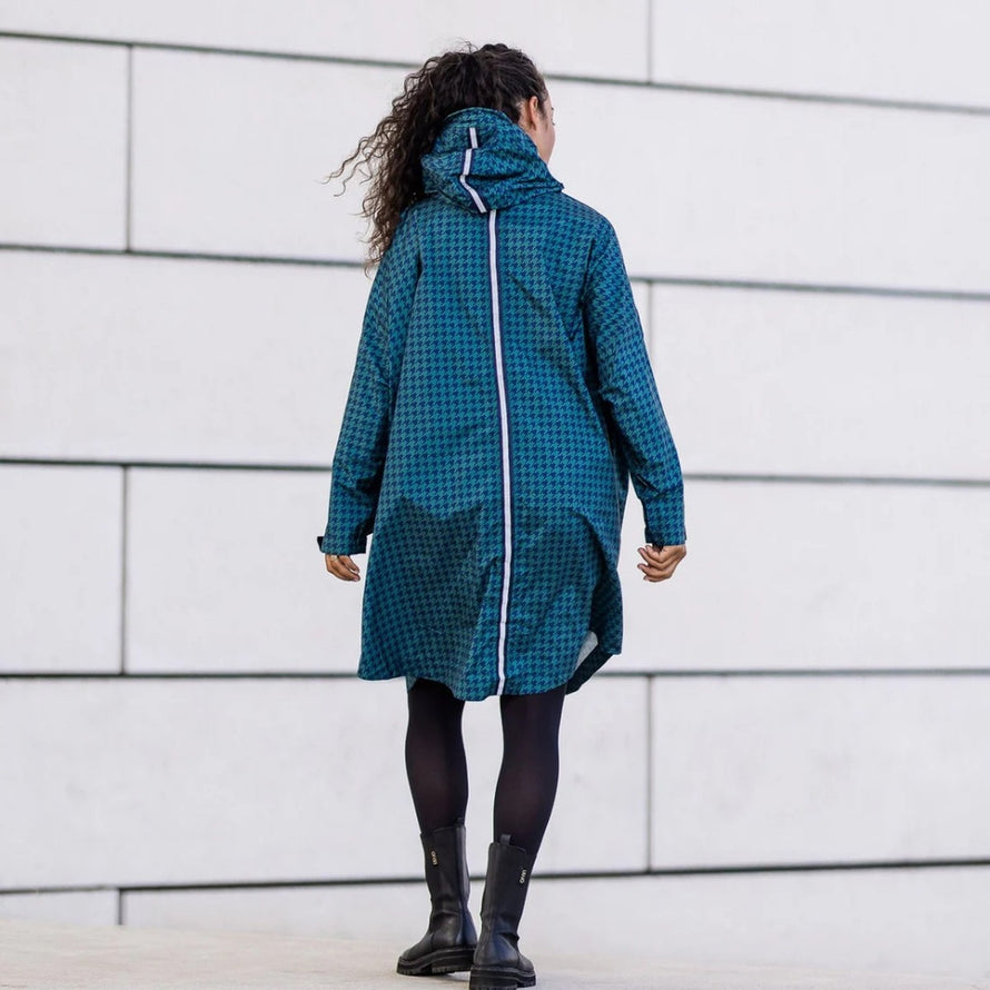 Dos du poncho de pluie velo recycle Le Temps des Grenouilles avec motif pied de poule bleu et bande reflective