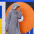 Poncho de pluie vélo recyclé Le Temps des Grenouilles femme avec capuche motif pied de poule en extérieur urbain