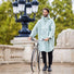 Homme avec poncho de pluie vélo recyclé Le Temps des Grenouilles vert clair, prêt pour balade urbaine sous la pluie