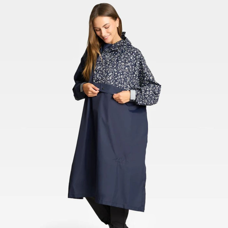 Femme portant un poncho de pluie pour vélo Romea Urban Circus kaki