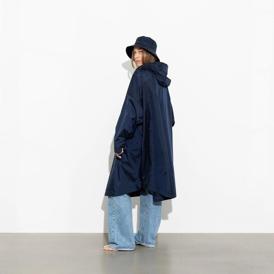 Poncho de pluie vélo Vivi Mari imperméable bleu marine avec capuche pour femme cycliste urbaine élégante