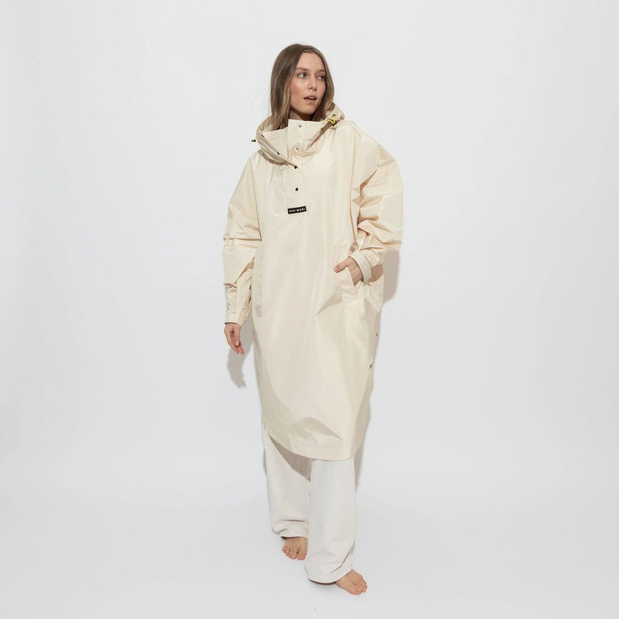 Poncho de pluie vélo Vivi Mari imperméable couleur écru avec capuche pour femme cycliste urbaine moderne