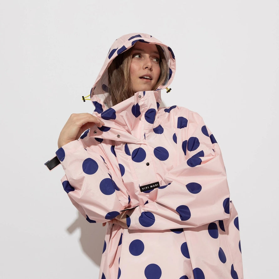 Poncho de pluie vélo Vivi Mari imperméable à gros pois bleu sur fond rose avec capuche pour cyclistes urbains