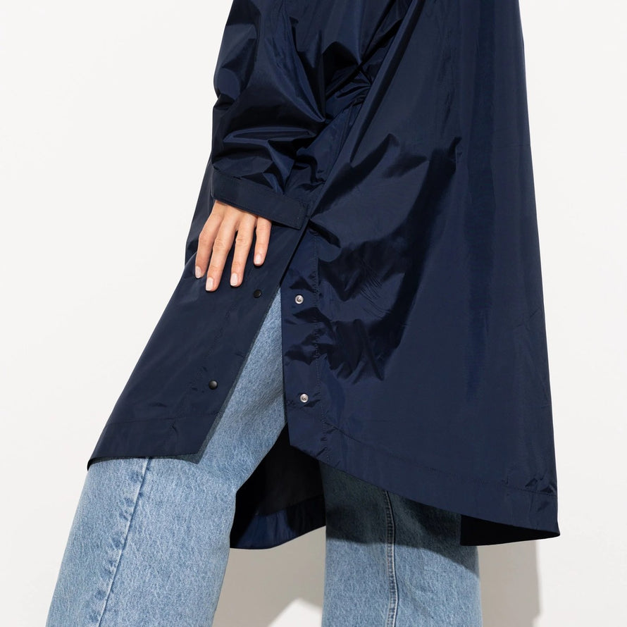 Poncho de pluie vélo Vivi Mari imperméable bleu marine pour cyclistes urbains, protection efficace et style épuré