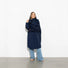 Poncho de pluie vélo Vivi Mari imperméable bleu marine pour femme, protection efficace et élégante en milieu urbain