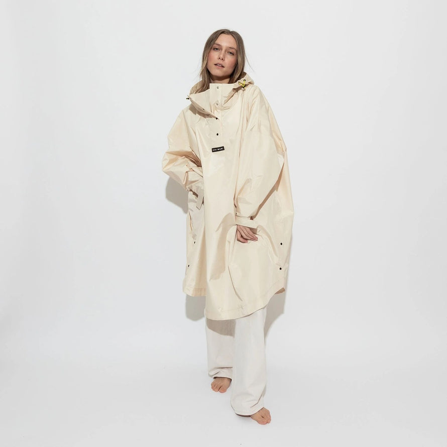 Poncho de pluie vélo Vivi Mari imperméable couleur écru avec capuche, protection optimale pour cyclistes urbains - vue 2