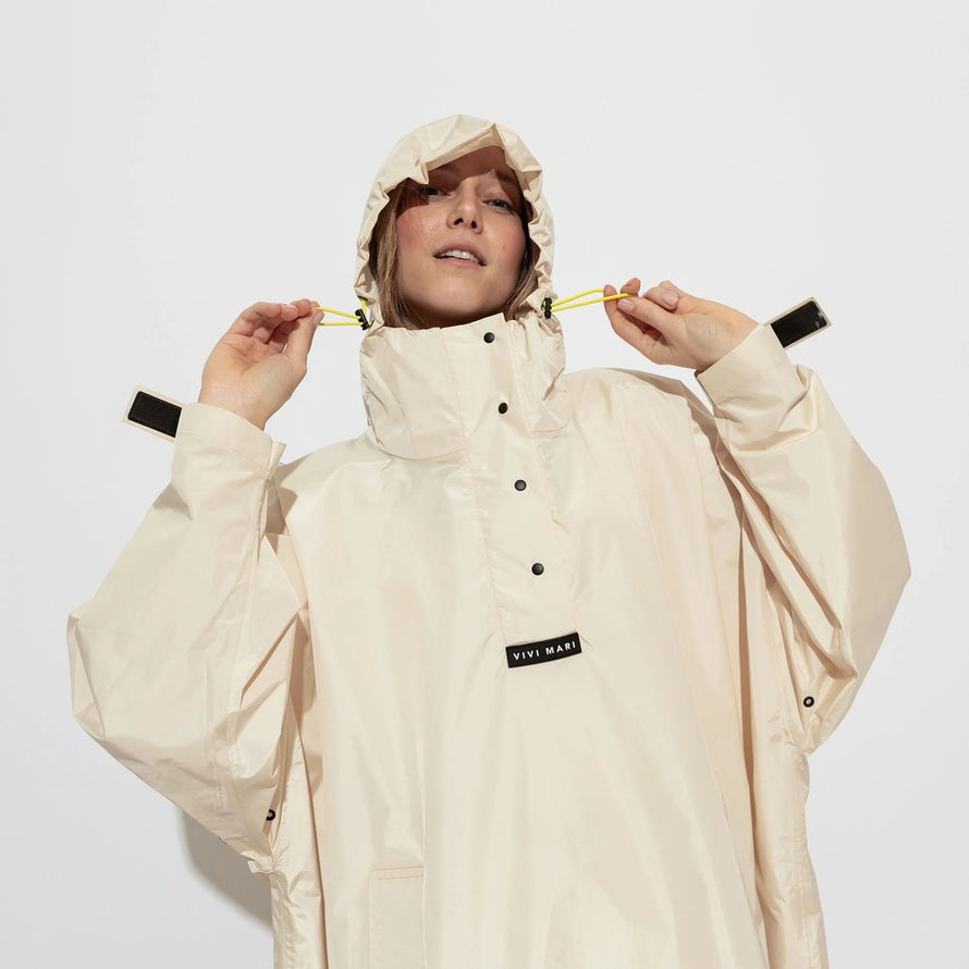 Poncho de pluie vélo Vivi Mari imperméable écru avec capuche ajustable pour cyclistes urbains à la recherche de confort