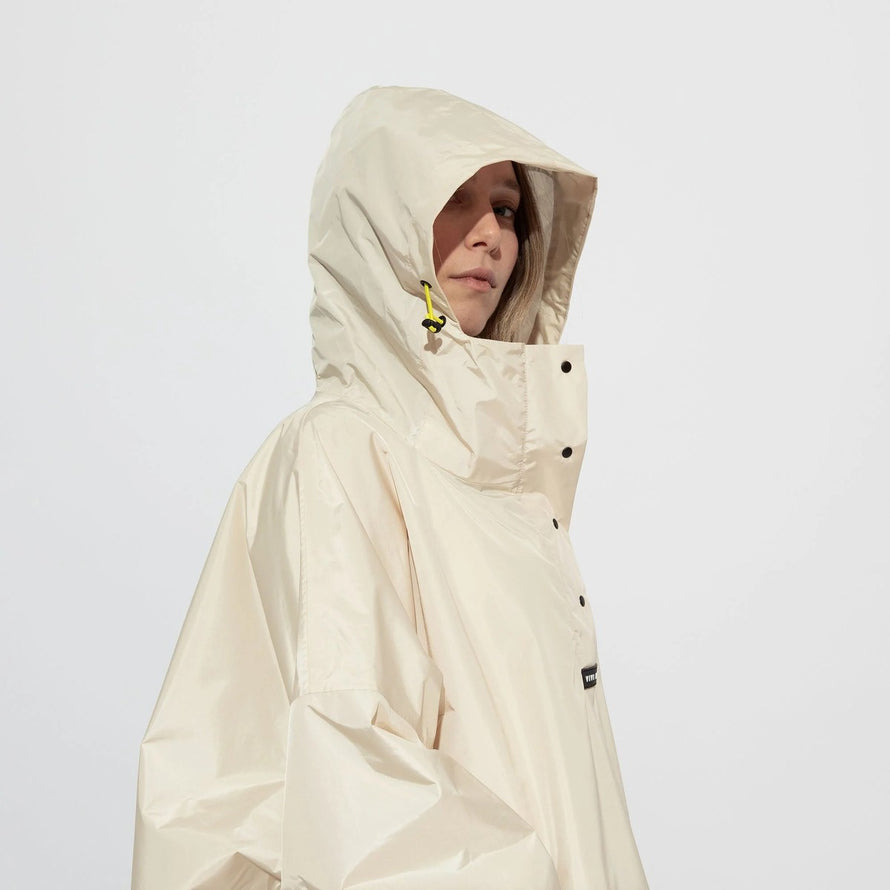 Poncho de pluie vélo Vivi Mari imperméable couleur écru avec capuche, protection optimale pour cyclistes urbains