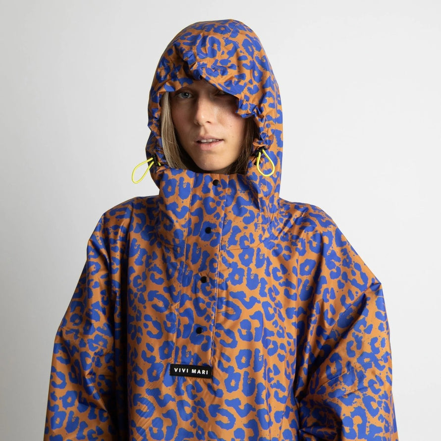 Poncho de pluie vélo Vivi Mari imperméable motif léopard bleu et marron avec capuche pour cyclistes urbains - vue 2