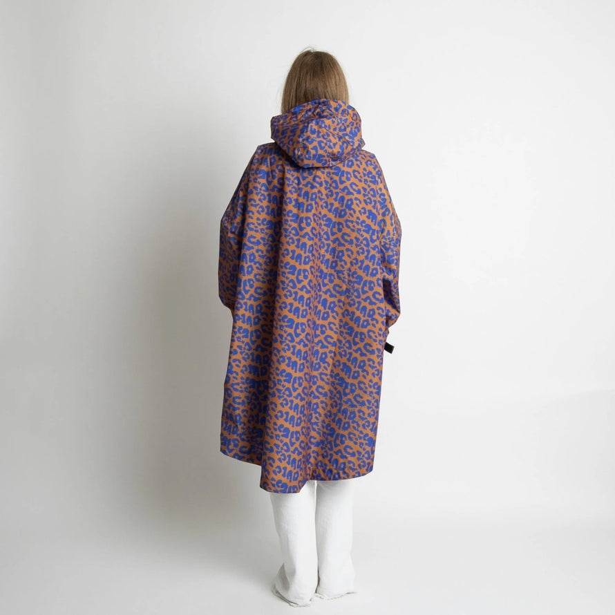 Poncho de pluie vélo Vivi Mari imperméable motif léopard bleu et marron vue dos pour cyclistes urbains