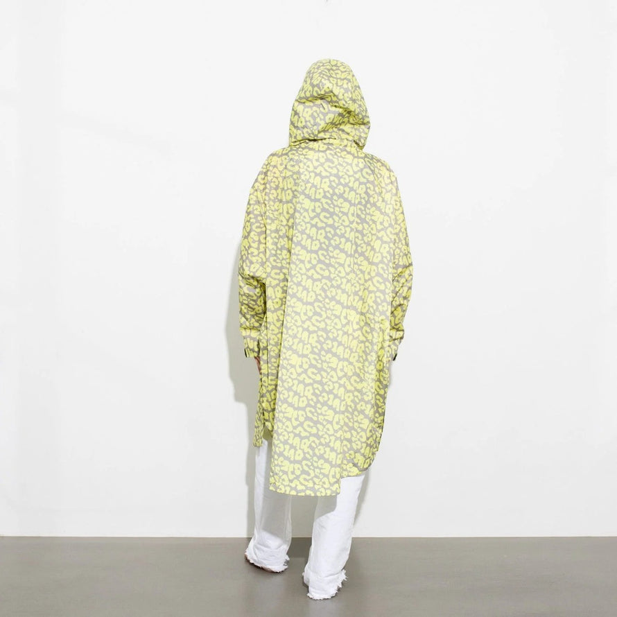 Poncho de pluie vélo Vivi Mari imperméable motif leopard jaune vue dos pour cyclistes urbains