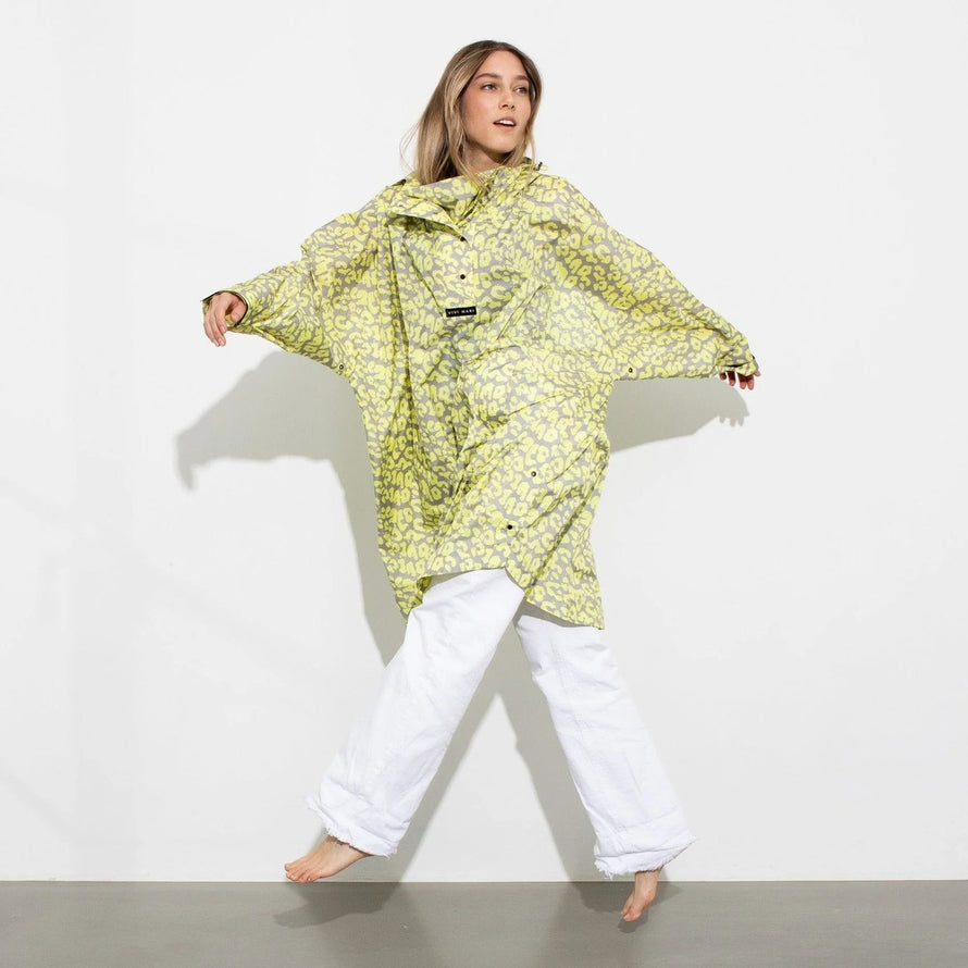 Poncho de pluie vélo Vivi Mari imperméable motif léopard jaune pour femme, protection stylée et fonctionnelle - vue 2