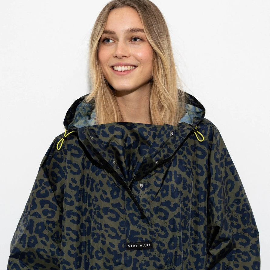 Poncho de pluie vélo Vivi Mari imperméable motif léopard kaki avec capuche pour femme cycliste urbaine élégante