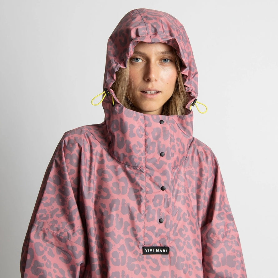 Poncho de pluie vélo Vivi Mari imperméable motif leopard rose avec capuche pour femme cycliste urbaine