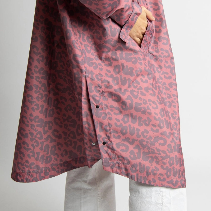 Poncho de pluie vélo Vivi Mari imperméable motif léopard rose, protection élégante et pratique pour cyclistes urbains