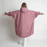 Poncho de pluie vélo Vivi Mari imperméable motif léopard rose vue dos pour cycliste urbaine
