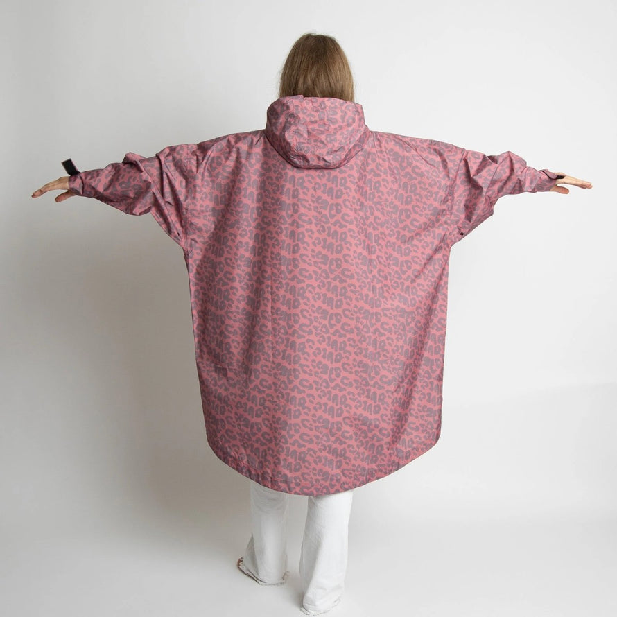 Poncho de pluie vélo Vivi Mari imperméable motif léopard rose vue dos pour cycliste urbaine