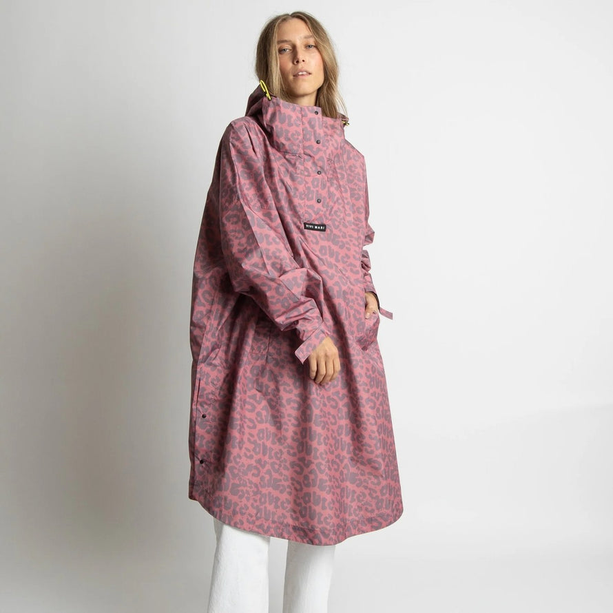 Poncho de pluie vélo Vivi Mari imperméable motif léopard rose pour femme cycliste urbaine tendance et pratique