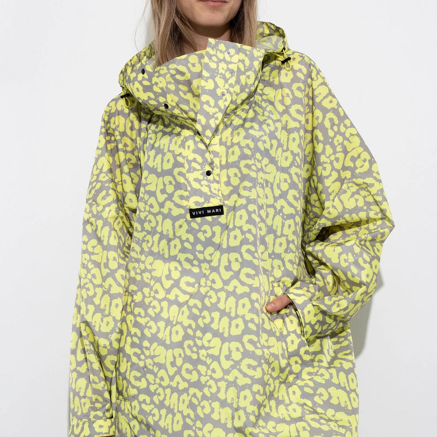 Poncho de pluie vélo Vivi Mari imperméable motif léopard jaune pour femme, protection stylée et fonctionnelle