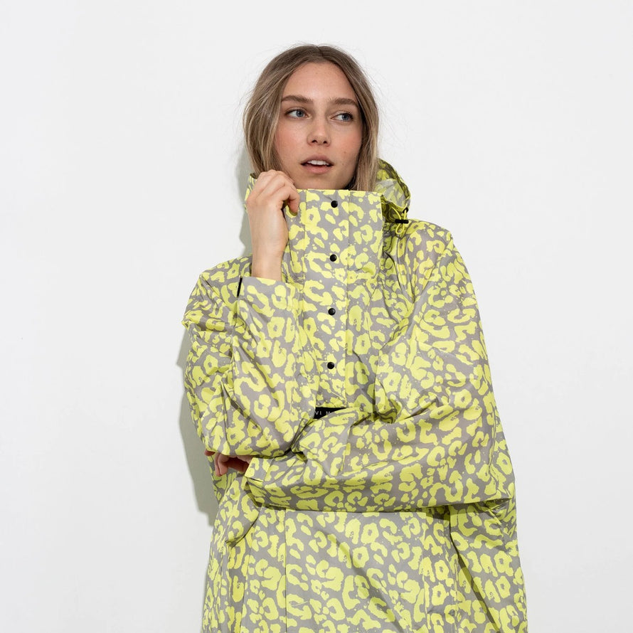 Poncho de pluie vélo Vivi Mari imperméable motif léopard jaune pour femme cycliste urbaine moderne et élégante