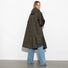 Poncho de pluie vélo Vivi Mari imperméable motif taches kaki vue dos pour femme cycliste urbaine moderne