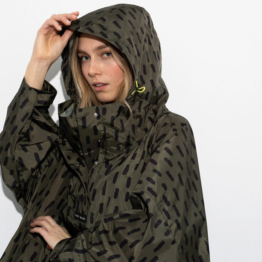 Poncho de pluie vélo Vivi Mari imperméable motif taches kaki et noir pour cyclistes urbains élégants