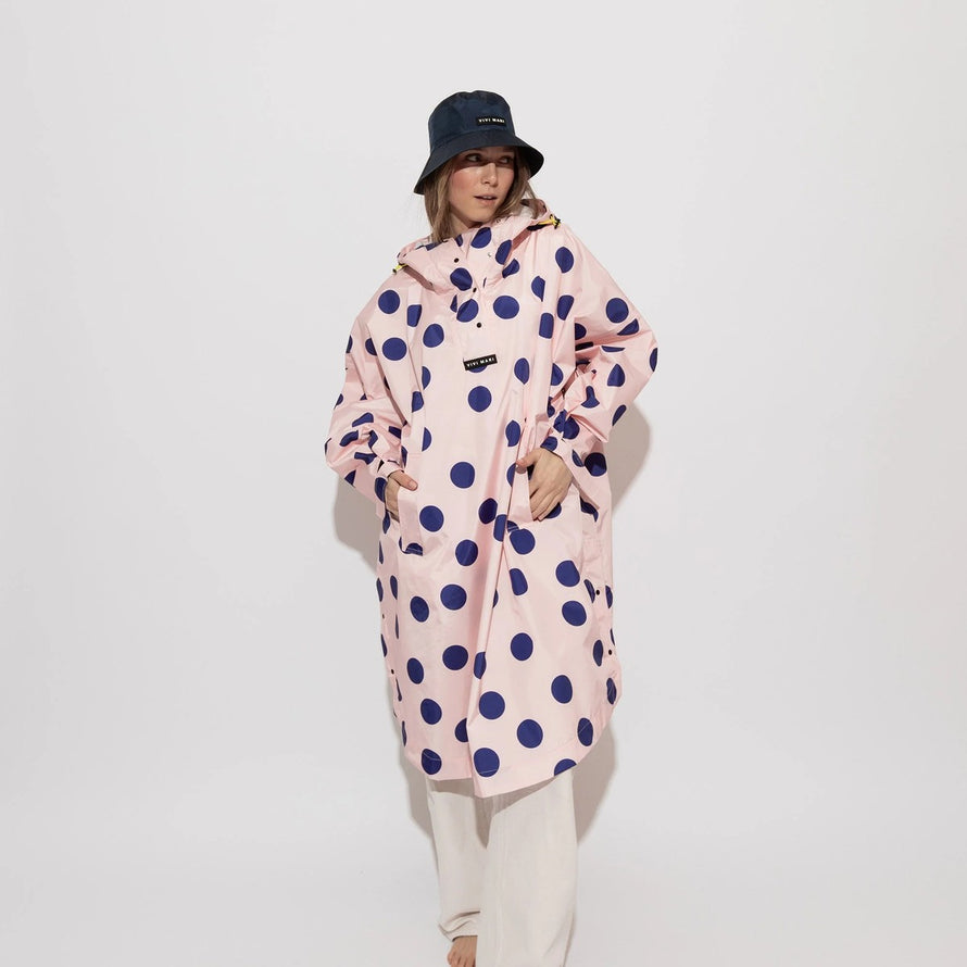 Poncho de pluie vélo Vivi Mari imperméable à gros pois bleus sur fond rose pour femme cycliste urbaine moderne