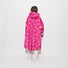 Poncho de pluie vélo Vivi Mari imperméable à pois rose et orange vue arrière pour cyclistes urbains