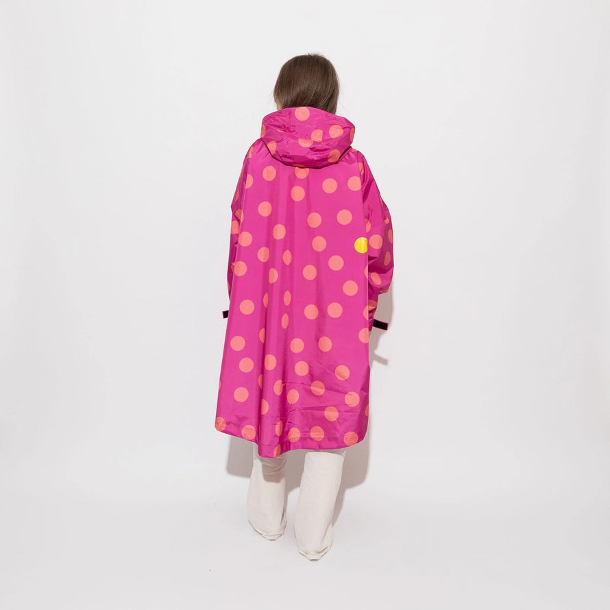 Poncho de pluie vélo Vivi Mari imperméable à pois rose et orange vue arrière pour cyclistes urbains