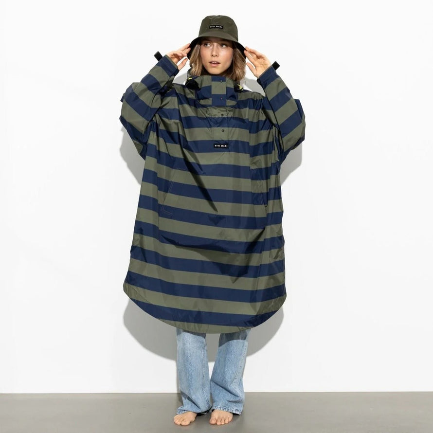 Poncho de pluie vélo Vivi Mari imperméable rayé bleu et kaki pour femme cycliste urbaine moderne