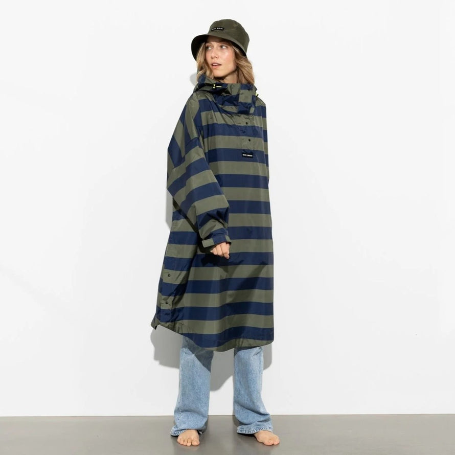 Poncho de pluie vélo Vivi Mari imperméable rayé bleu et kaki, idéal pour cyclistes urbains à la recherche de confort