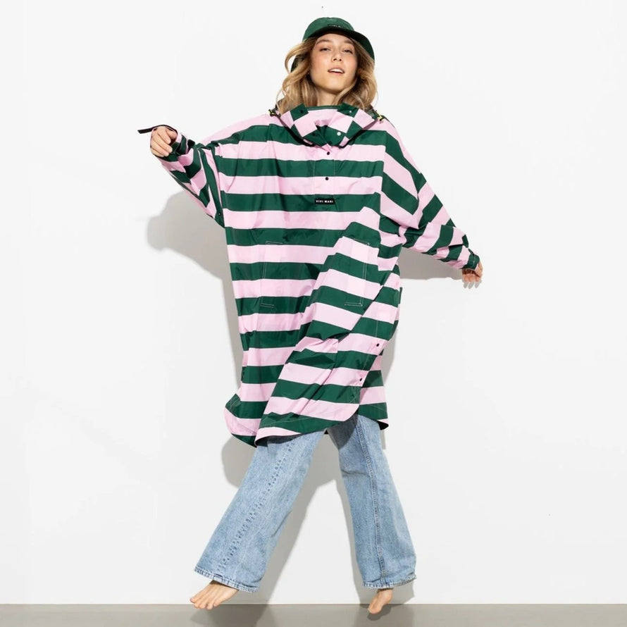 Poncho de pluie vélo Vivi Mari imperméable rayé rose et vert, design unique pour cyclistes urbains modernes