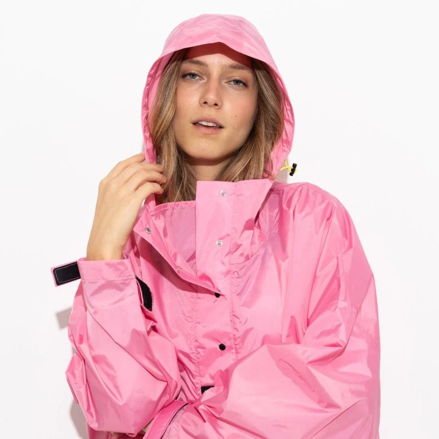 Poncho de pluie vélo Vivi Mari imperméable rose avec capuche, parfait pour femme cycliste urbaine