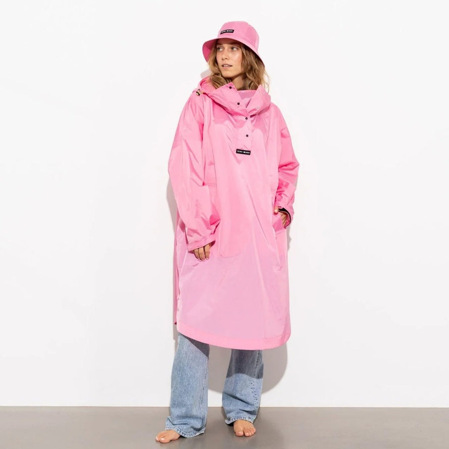Poncho de pluie vélo Vivi Mari imperméable rose avec capuche, idéal pour femme cycliste urbaine moderne