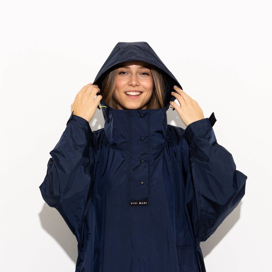Poncho de pluie vélo Vivi Mari imperméable uni marine avec capuche, protection optimale pour cyclistes urbains