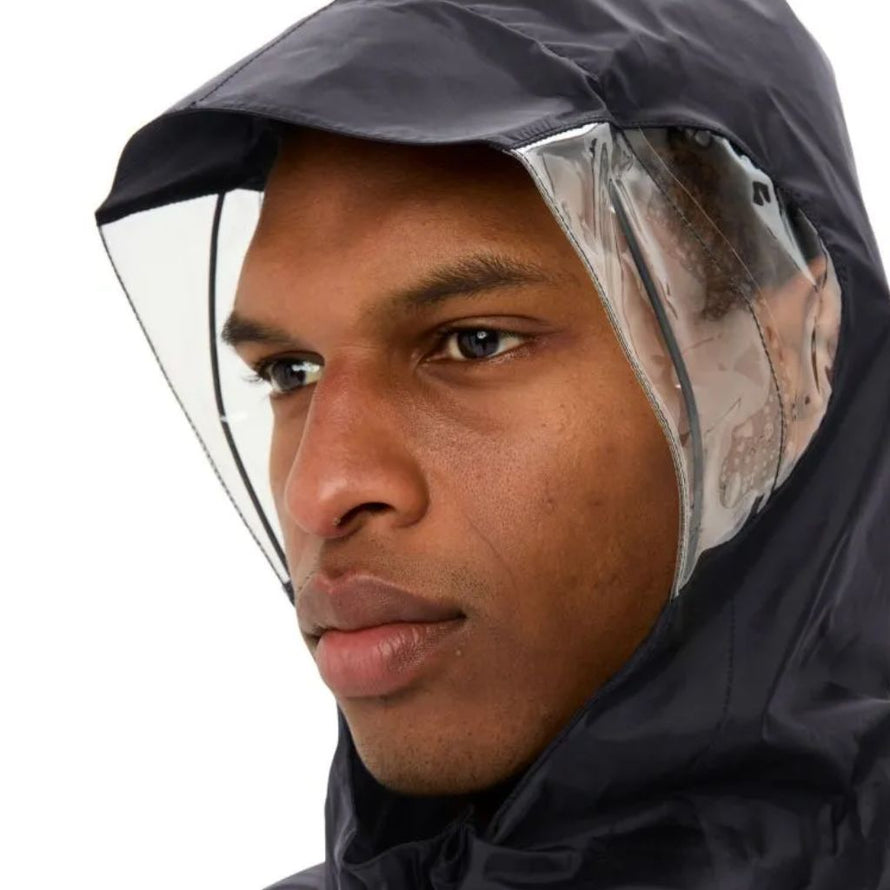 La capuche du poncho Covero II de Vaude a des visières latérales spéciales pour cyclistes