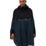 Cycliste portant de face le poncho vélo Vaude Covero II bleu marine et noir avec capuche